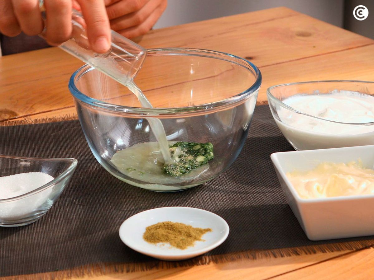 Mezclar todos los ingredientes de la salsa de kebab