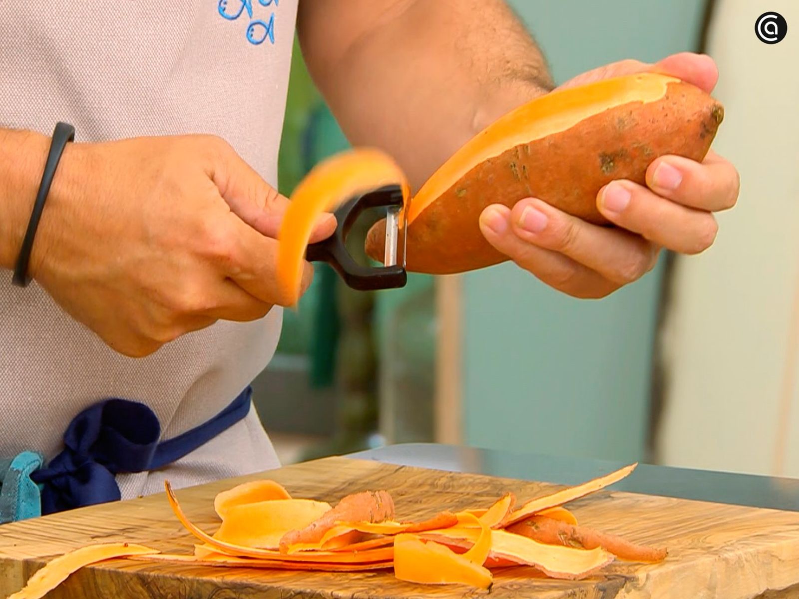Haz láminas finas de boniato con un pelador para los chips