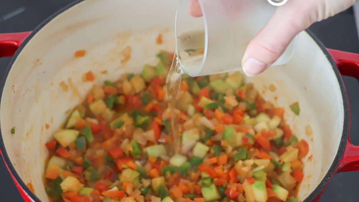 Sofrito de verduras y vino blanco para arroz caldoso
