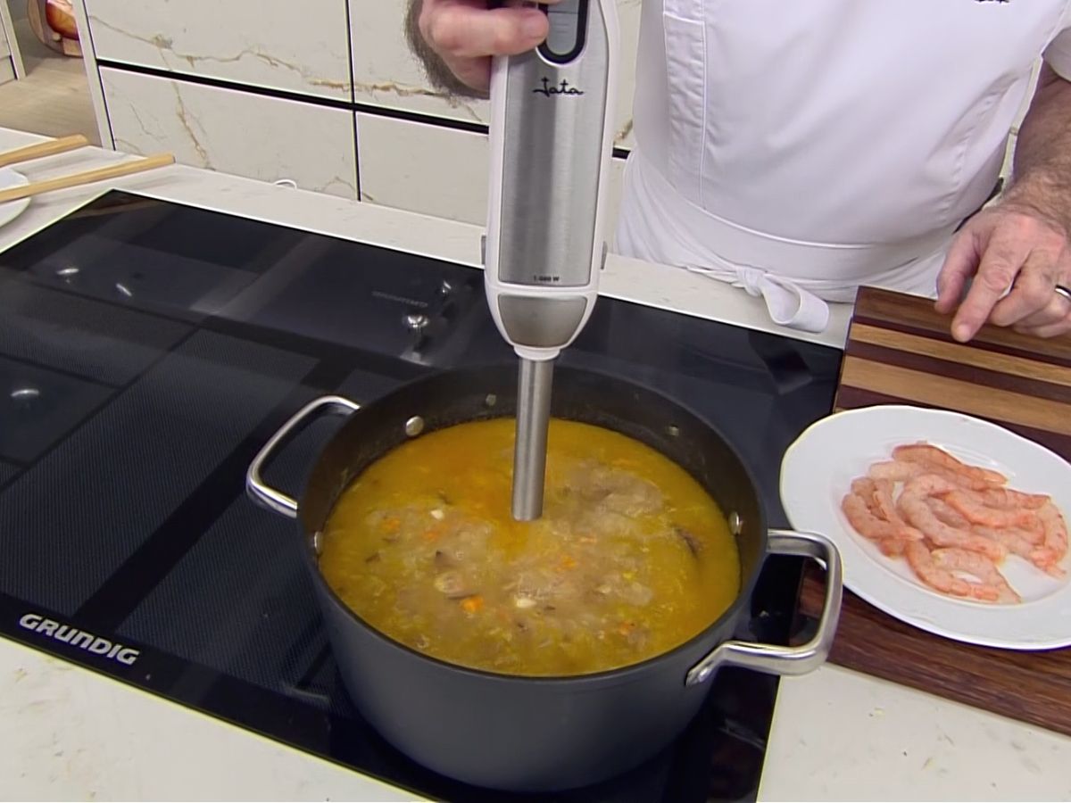 Tritura la base de la sopa de pescado con garbanzos hasta conseguir una crema fina