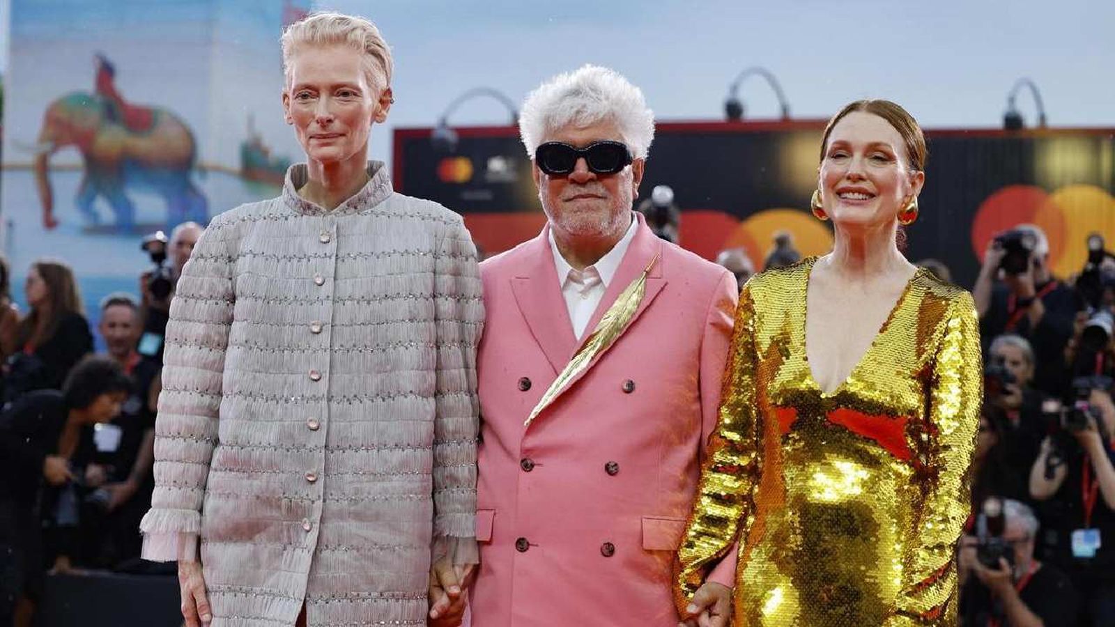 Pedro Almodóvar junto a Tilda Swinton y Julianne Moore en la presentación del film The Room Next Door Pedro Almodóvar junto a Tilda Swinton y Julianne Moore en la presentación del film The Room Next Door