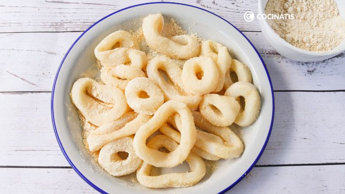 Enharinamos las anillas de calamar con harina de garbanzo
