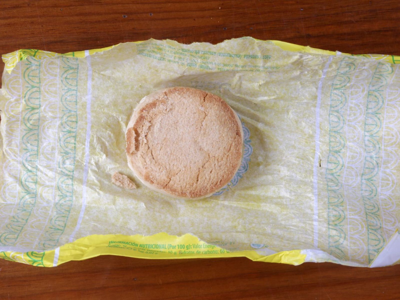 Algunas personas disfrutan el polvorón tal cual, sin aplastarlo, de un solo bocado