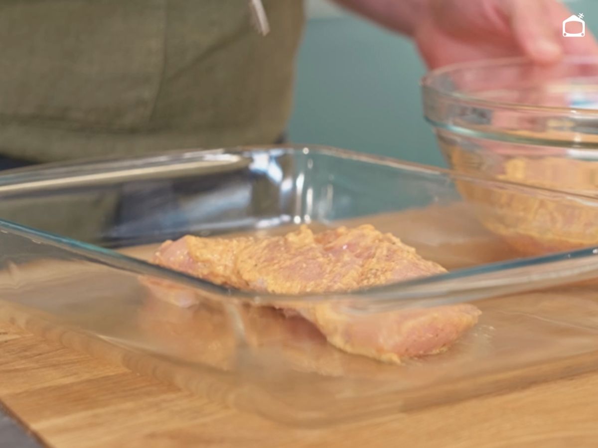 Colocamos los solomillos marinados en la bandeja de horno.