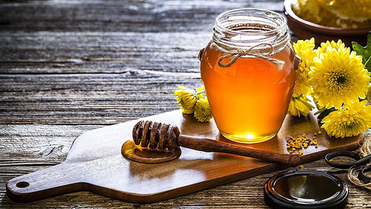 6 cuidados naturales para un cabello brillante miel