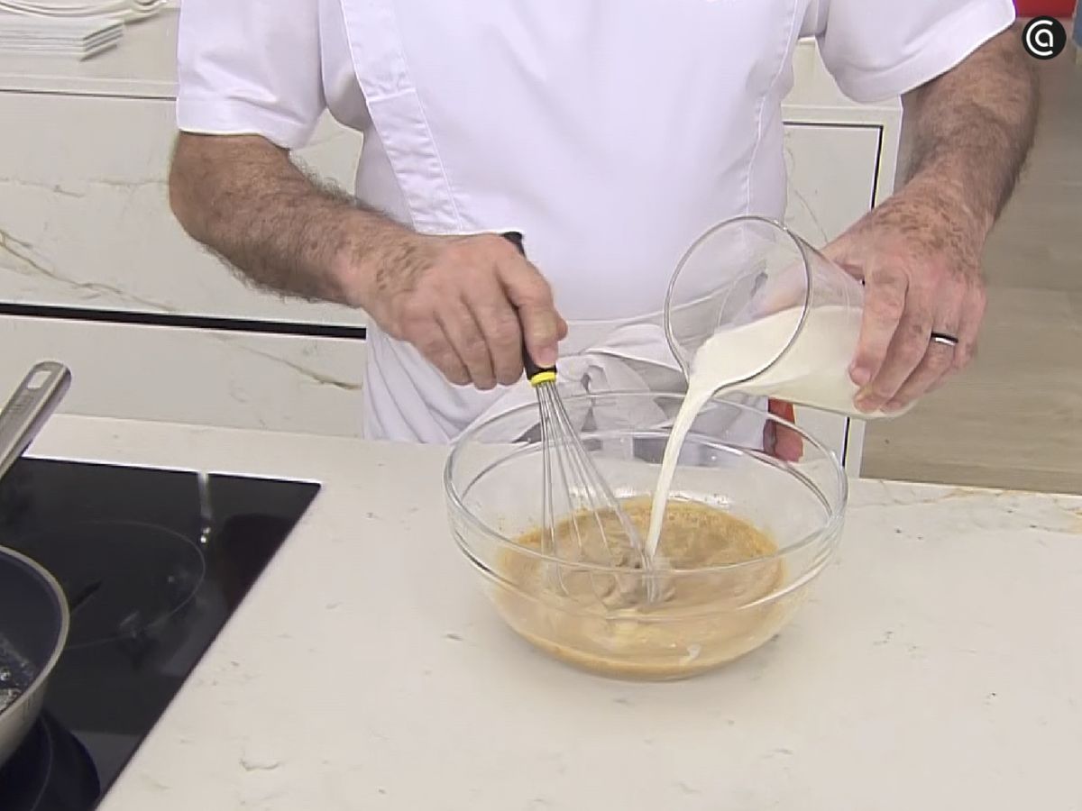 Incorpora la leche al dulce de leche y mezcla con ayuda de una varilla