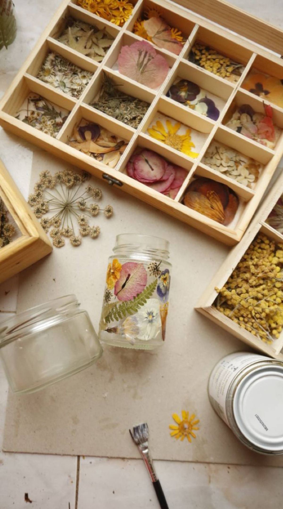 Tarro de cristal decorado con flores secas.