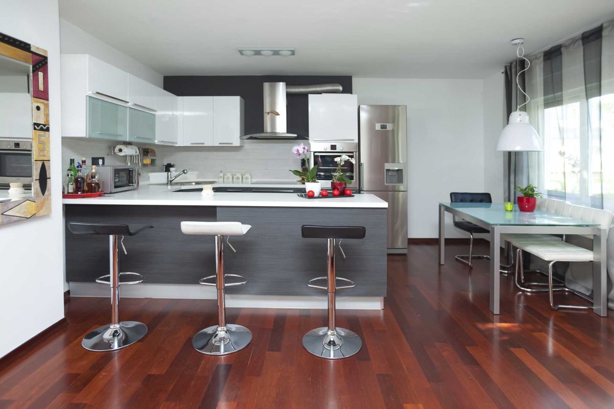Cocina blanca y gris