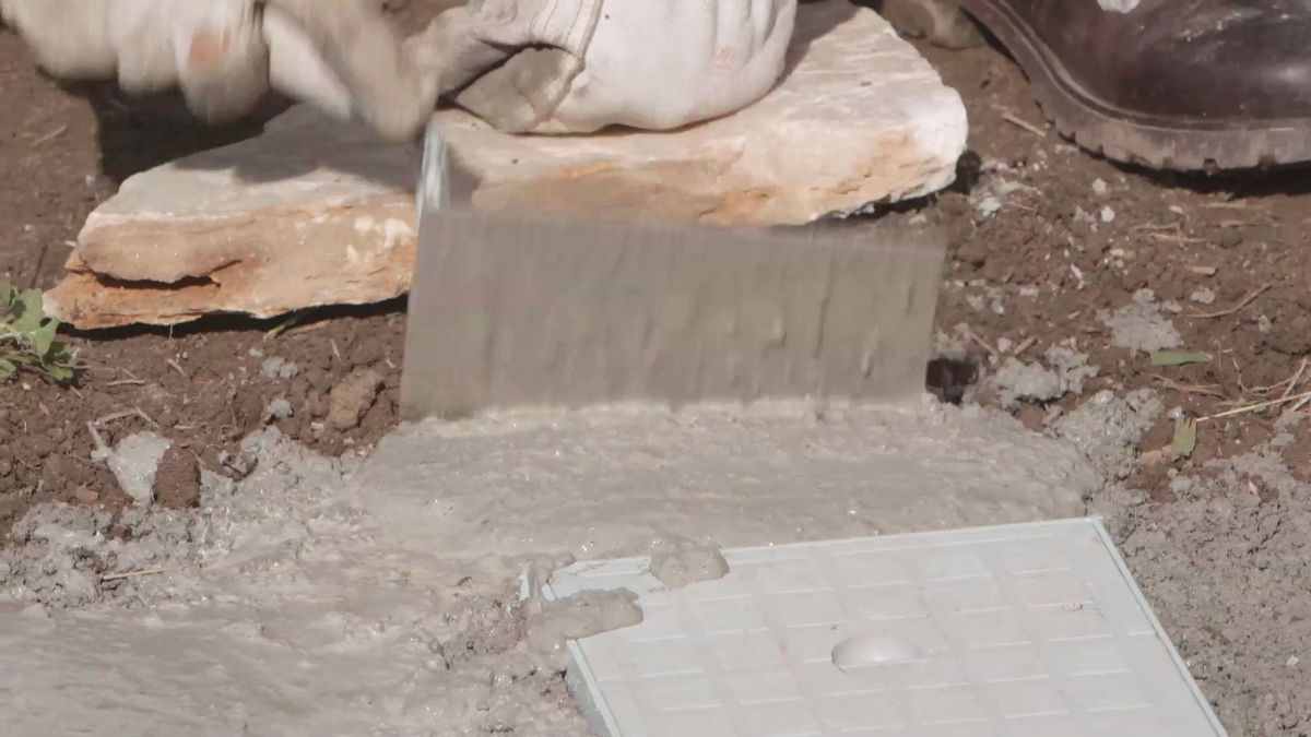 Cómo instalar un desagüe y una arqueta en el jardín paso 11