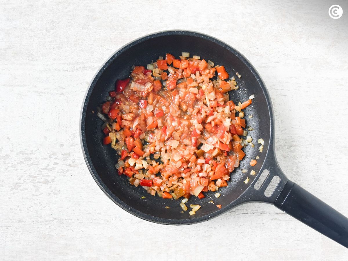 Agregar el tomate triturado al sofrito de los garbanzos con pollo
