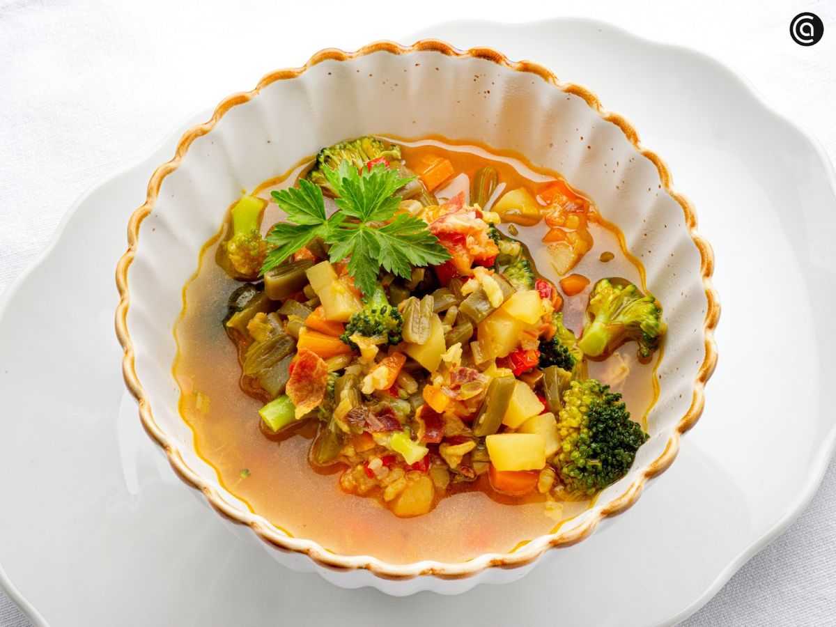 Un plato reconfortante con puerros, zanahoria, pimiento y brócoli