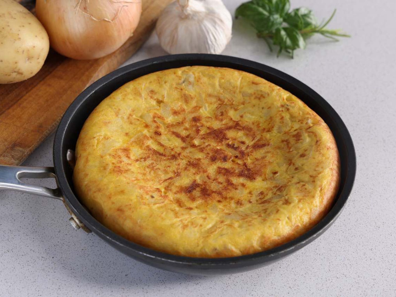 Una buena sartén antiadherente asegura que la tortilla se mueva con soltura y no acabe pegándose Una buena sartén antiadherente asegura que la tortilla se mueva con soltura y no acabe pegándose
