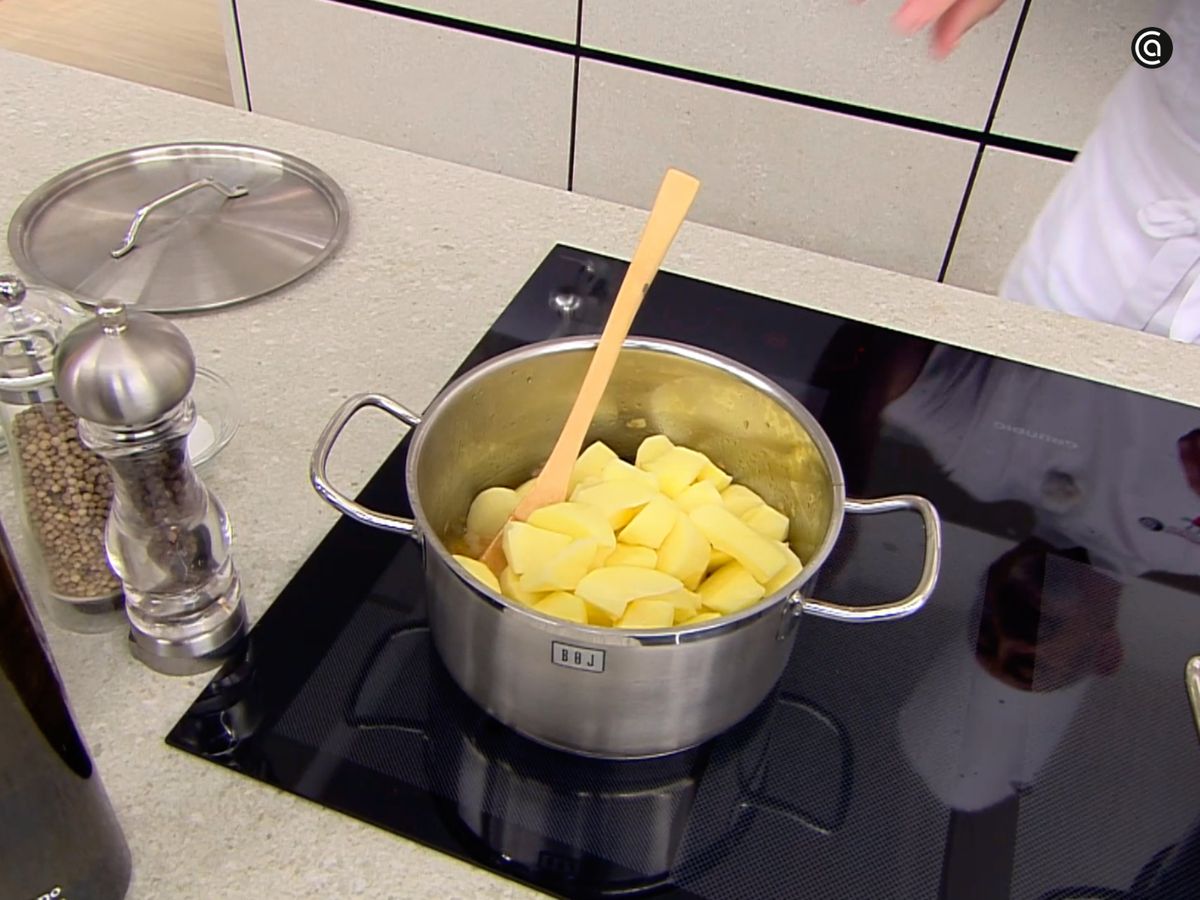 Incorpora las patatas troceadas a la cazuela