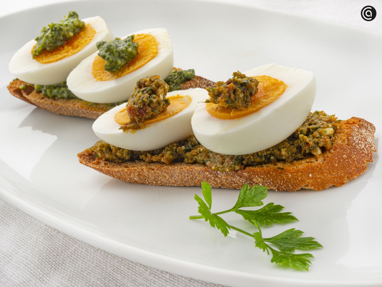 Huevos cocidos con pesto verde y pesto rojo