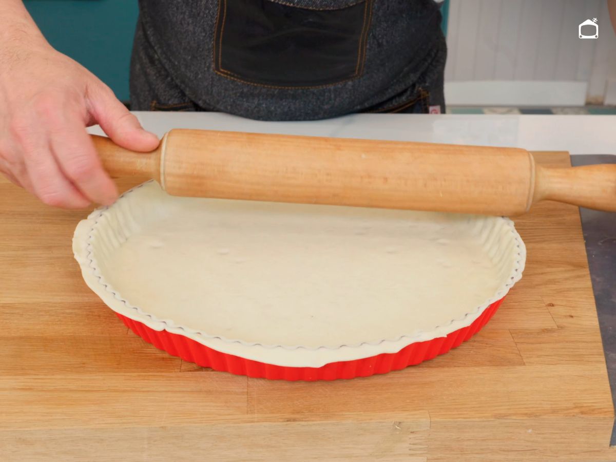 Ayúdate de un rodillo para quitar los bordes a la masa