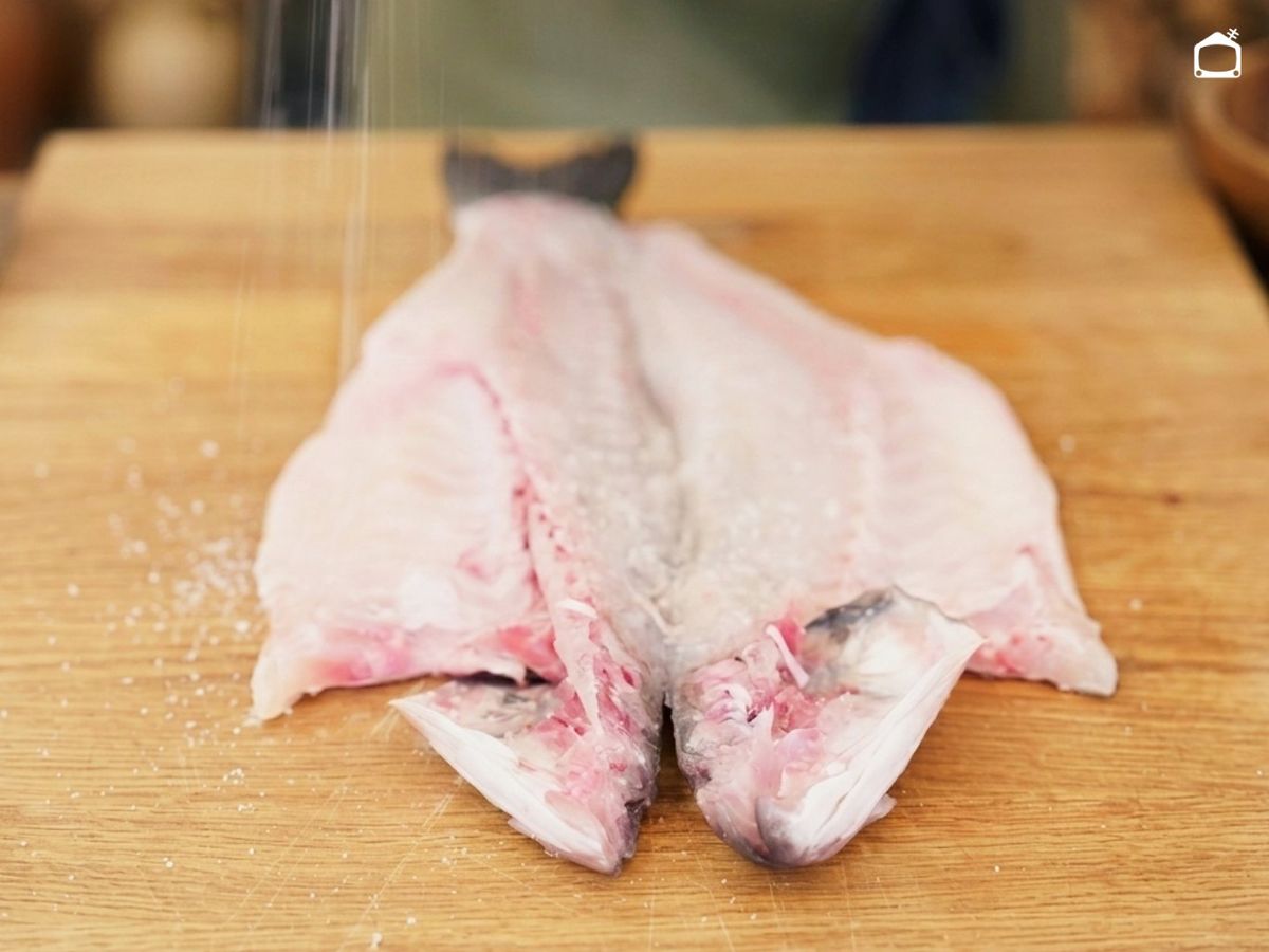 Limpia la lubina y córtala