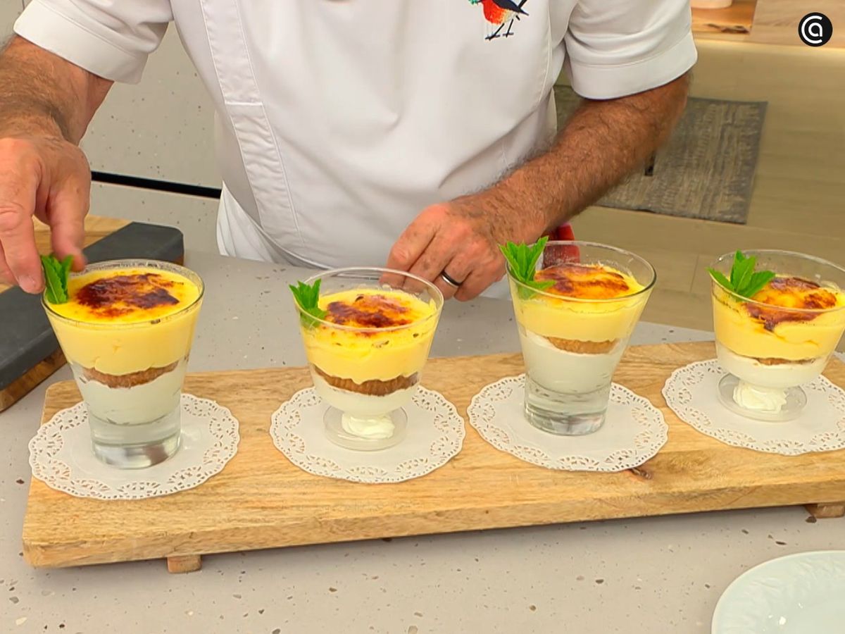 Añade azúcar a la crema pastelera y quémala con un soplete de cocina hasta caramelizar