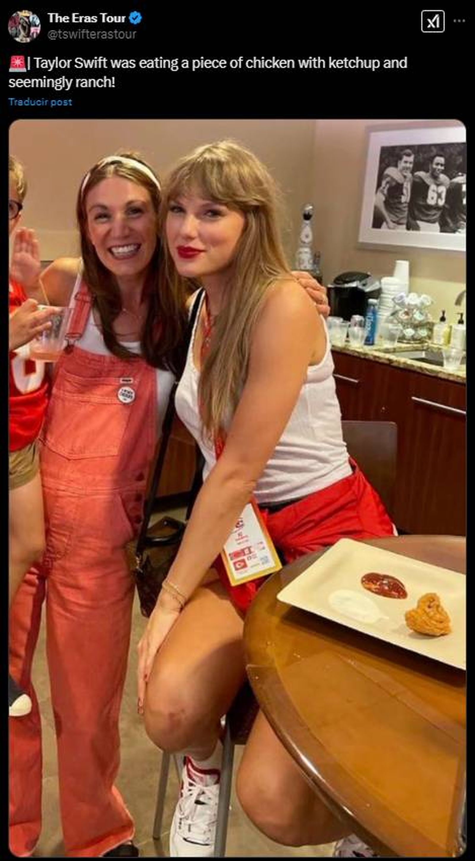 Taylor Swift con plato de chicken tenders o palitos de pollo Taylor Swift con plato de chicken tenders o palitos de pollo