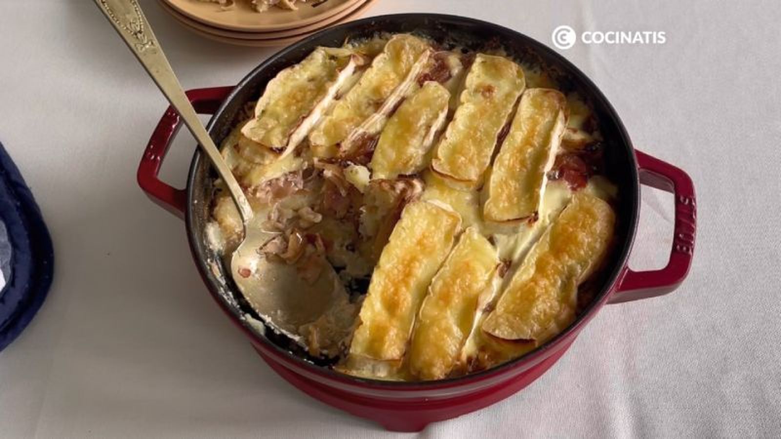 Tartiflette o pastel de patatas francés Tartiflette o pastel de patatas francés