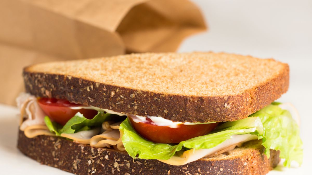Sándwich elaborado con pan integral, una opción más nutritiva y equilibrada para la merienda escolar.