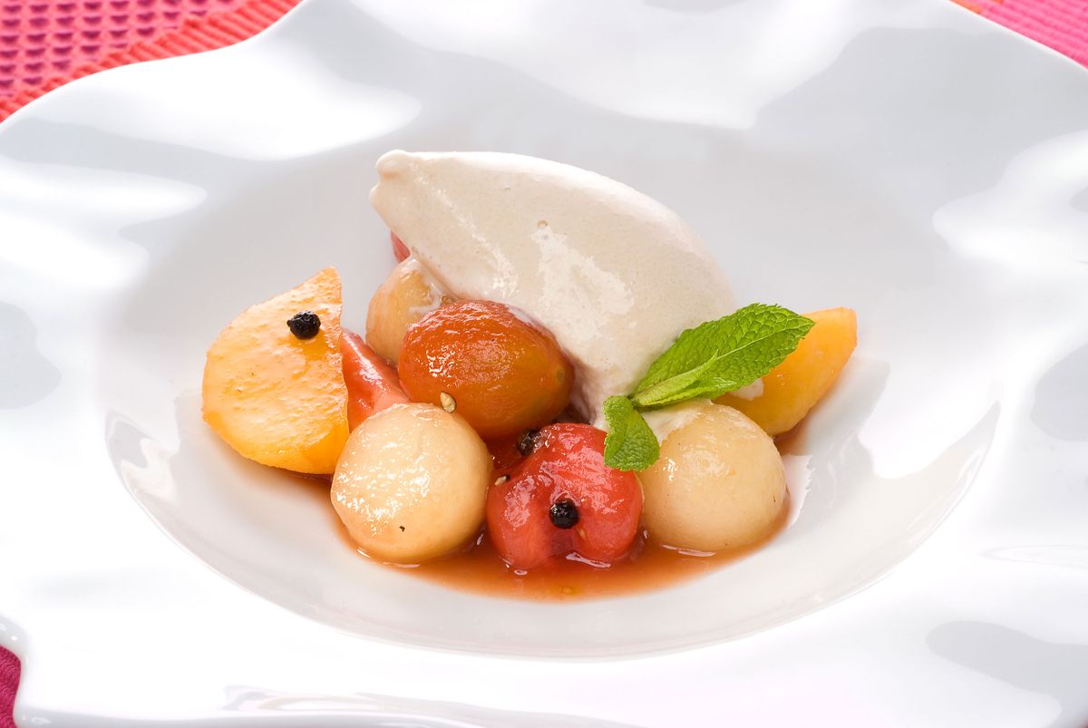 Frutas maceradas con helado de horchata