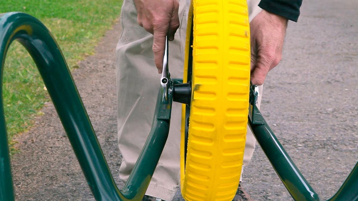 Cambiar rueda de carretilla paso 7