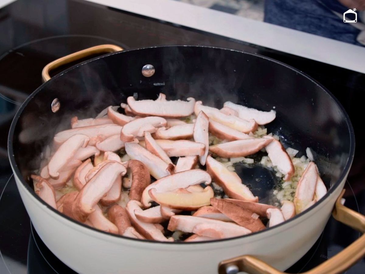 Pochar la cebolla y los boletus para el risotto de ceps