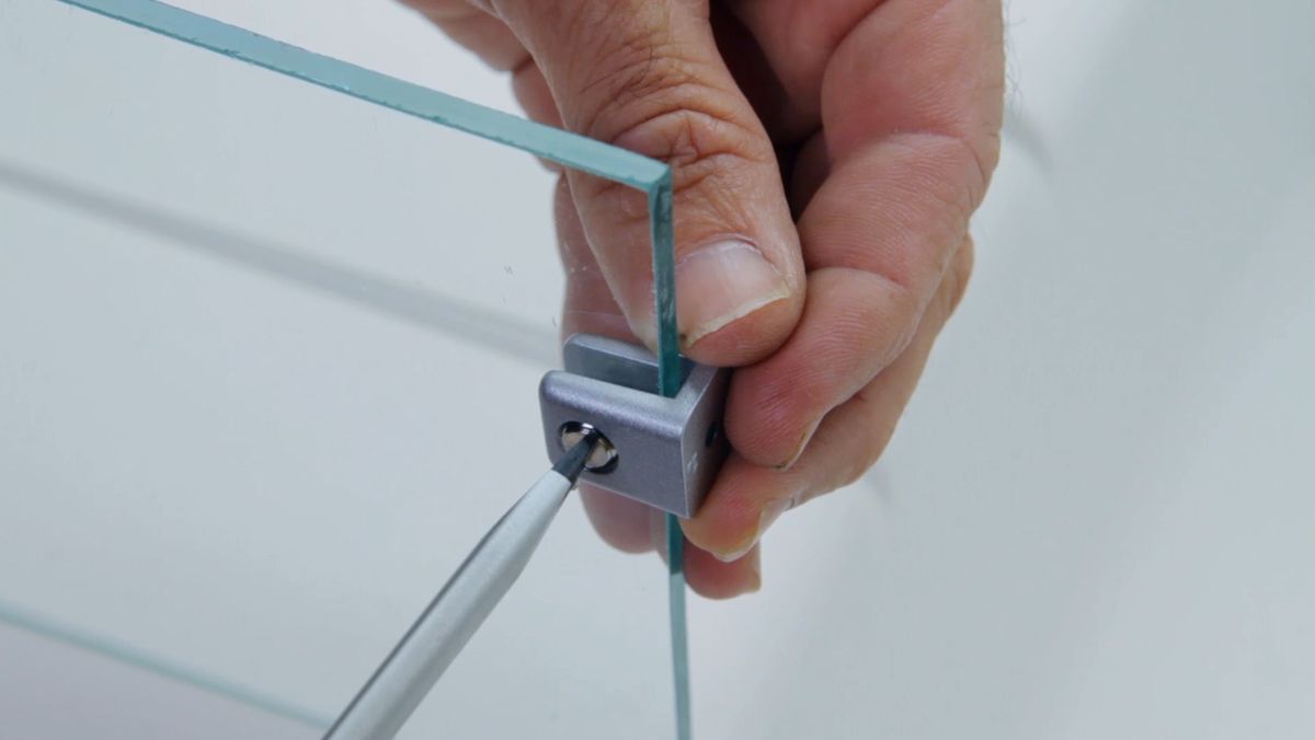 Colocar balda de cristal en el interior de un armario de cocina paso 8