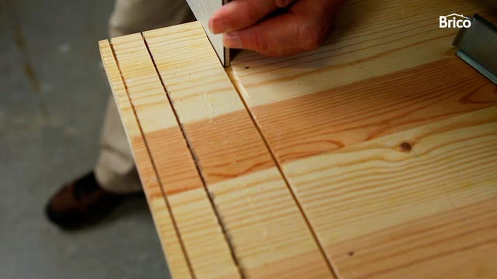 Cómo hacer ranuras en madera con la sierra paso 7 Cómo hacer ranuras en madera con la sierra paso 7
