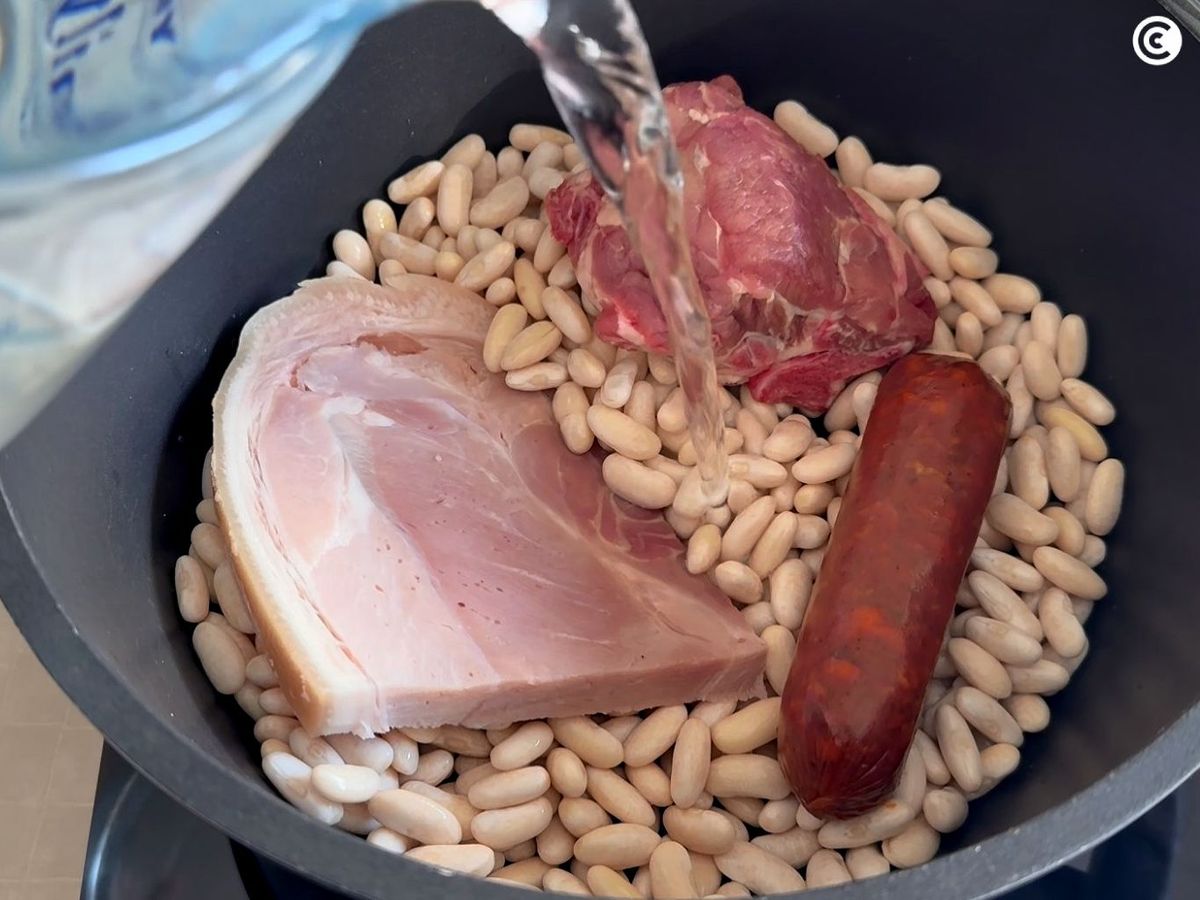 Preparar las legumbres y la carne del caldo gallego para cocer