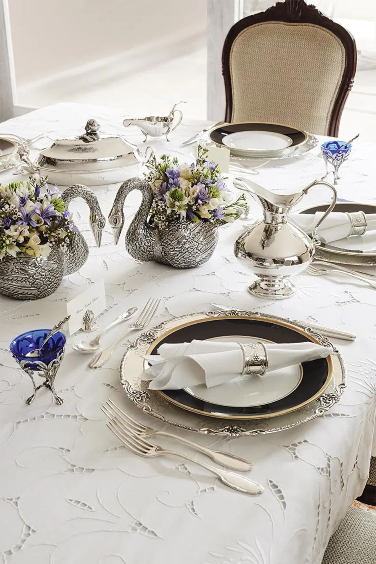 Mesa de comedor con vajilla vintage elegante. Mesa de comedor con vajilla vintage elegante.