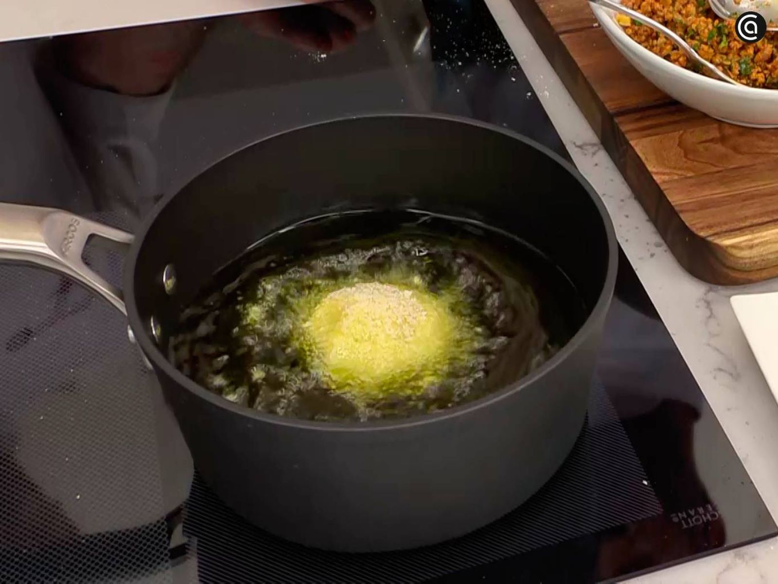 Elaboración de la receta de bomba de carne con salsa picante - paso 5
