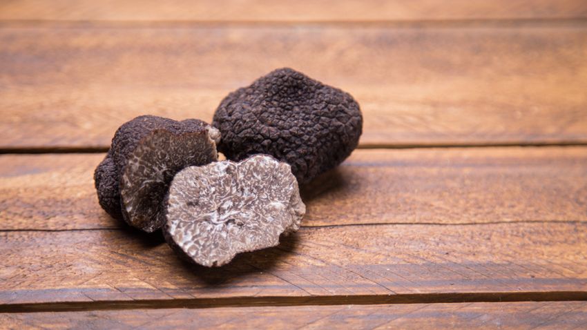 La trufa negra de Teruel revela su interior marmoleado, con el aroma intenso que conquista a los amantes de la cocina gourmet.