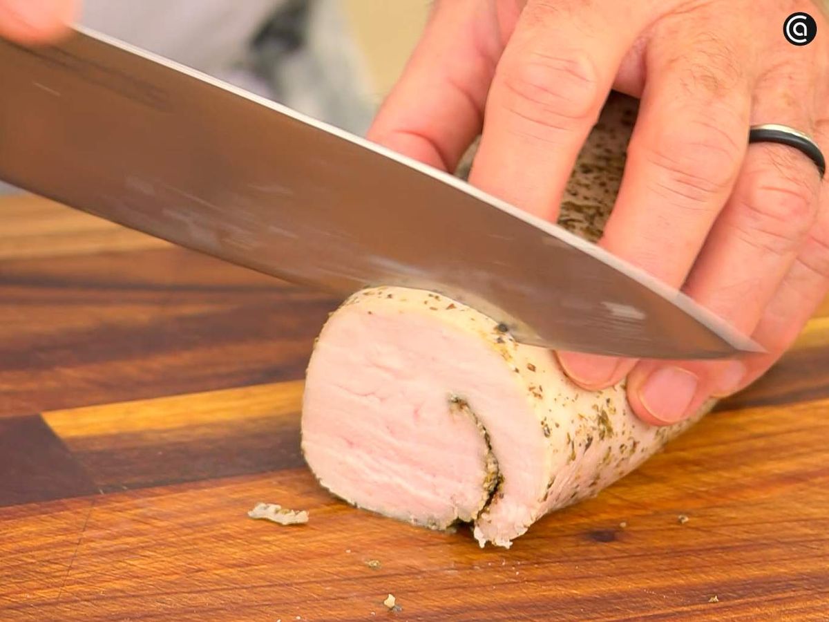 Corta la pechuga de pavo en rodajas