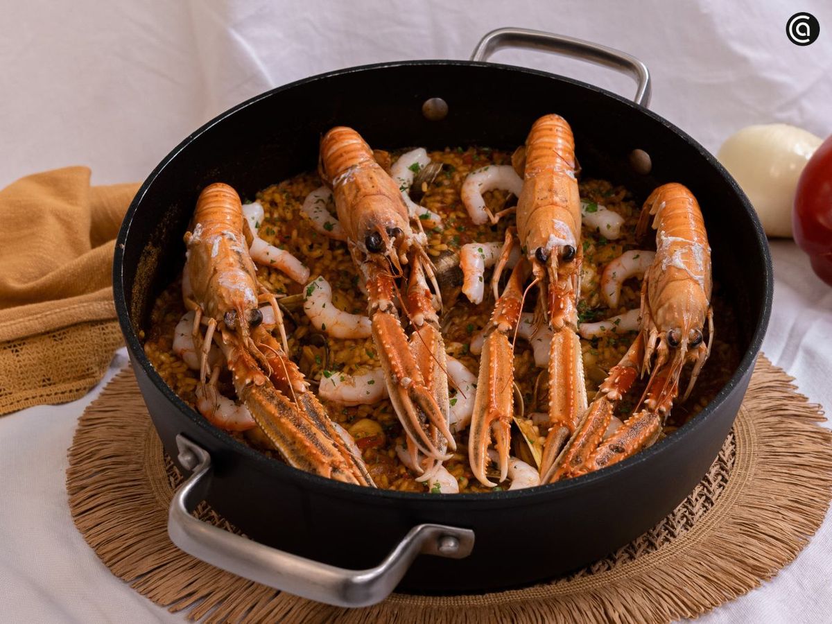 Sirve el arroz de marisco