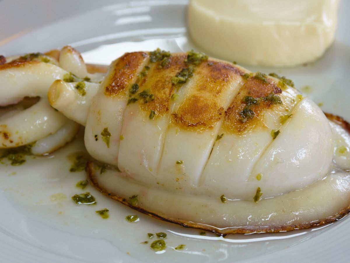Sepia a la plancha dorada y jugosa, lista para disfrutar con un toque de ajo y perejil.