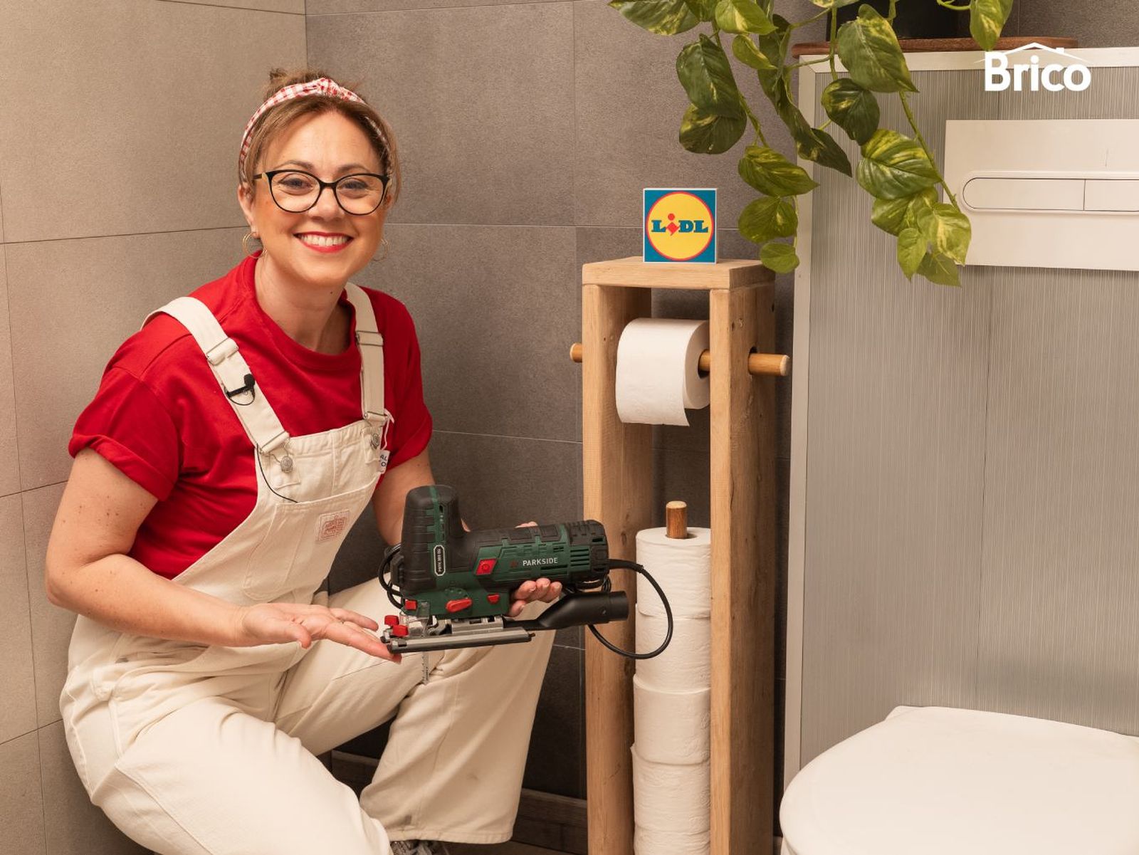 Yolanda Alzola enseña el portarrollos de madera terminado