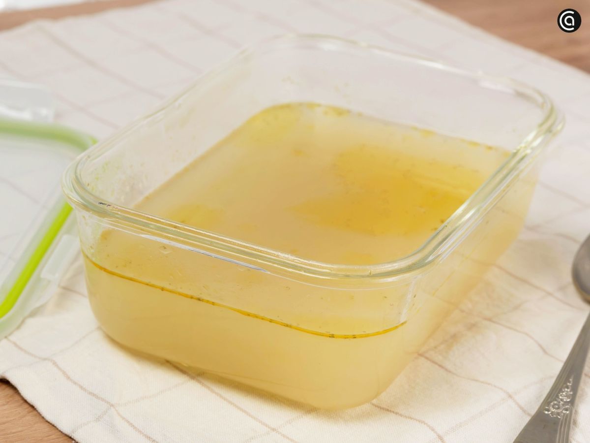 Pasa el caldo de pollo casero por un colador, resérvalo o sirve