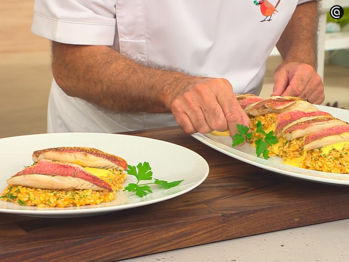 Sirve el arroz con los lomos de salmonete, la mahonesa y perejil