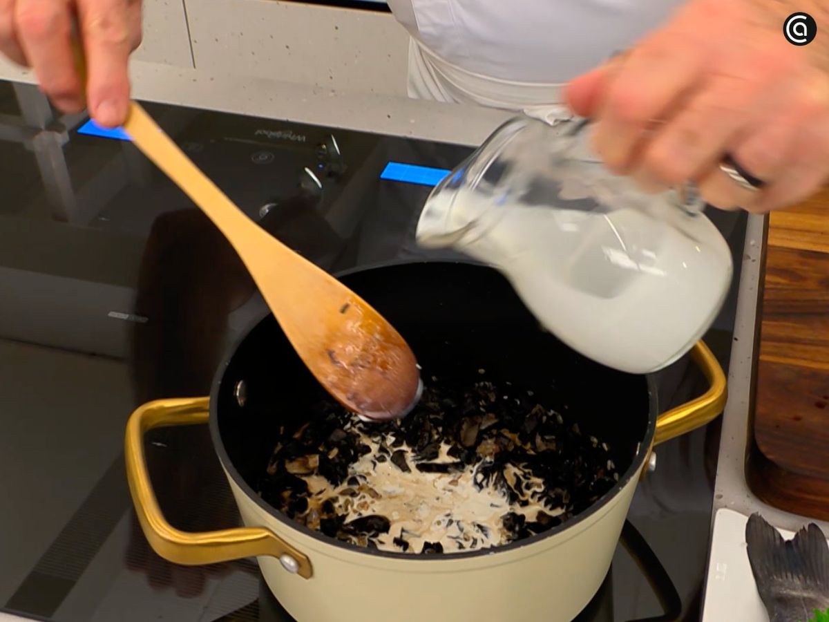 Rehoga las chalotas con las trompetas de la muerte y mézclalo con nata