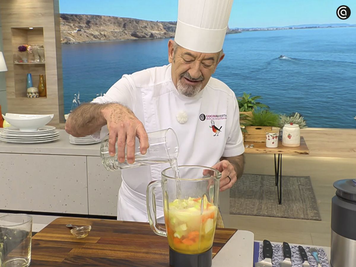 Incorpora el agua con gas junto con la miel y tritura