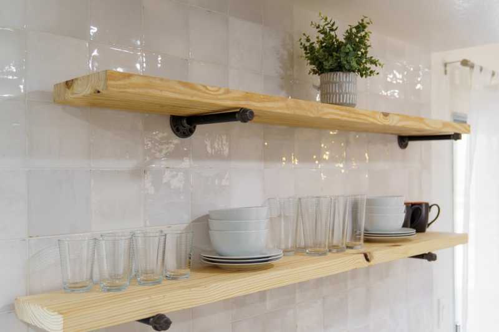 Baldas de pared con cuencos en la cocina. Baldas de pared con cuencos en la cocina.