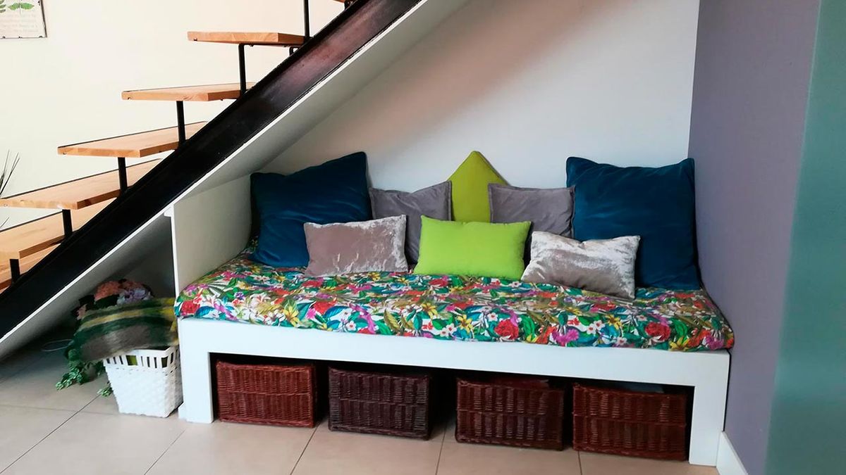 BRIC0953NV18 sofa bajo escalera portada