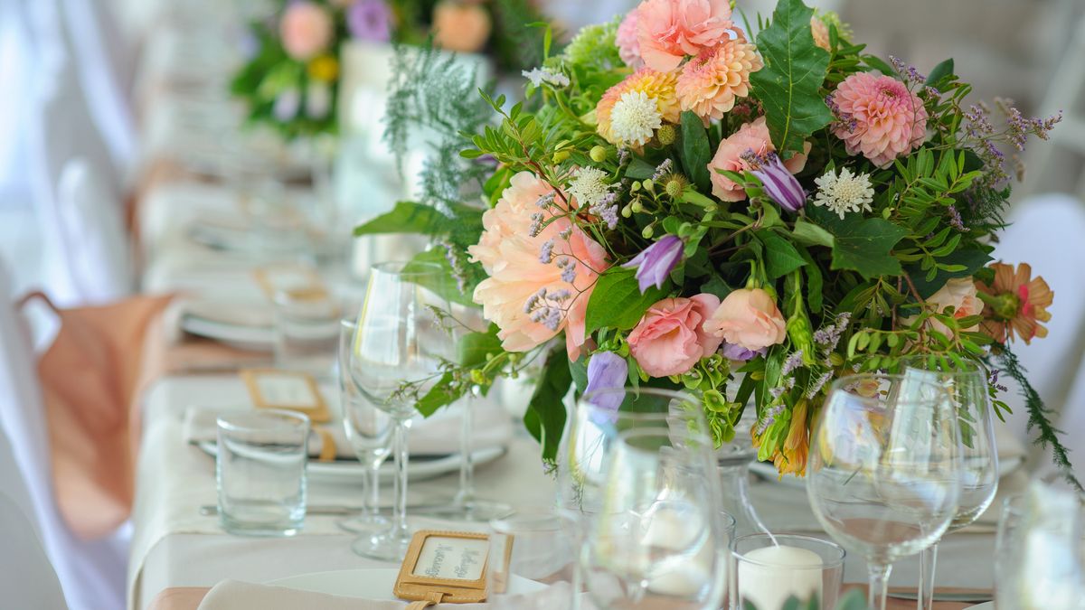 Utiliza tus piezas para crear decoraciones temáticas en la mesa