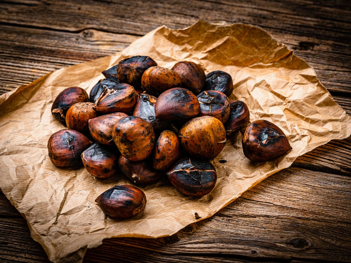 Castañas recién asadas, con la piel marcada y el interior tierno: el objetivo del truco del papel de aluminio.