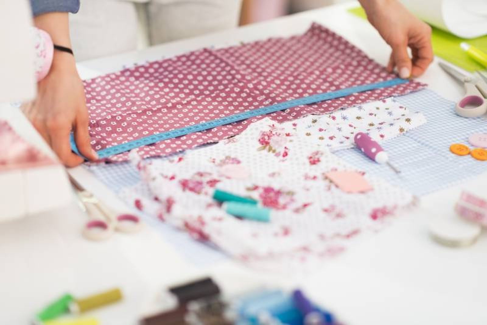 Medir telas para hacer manualidades.