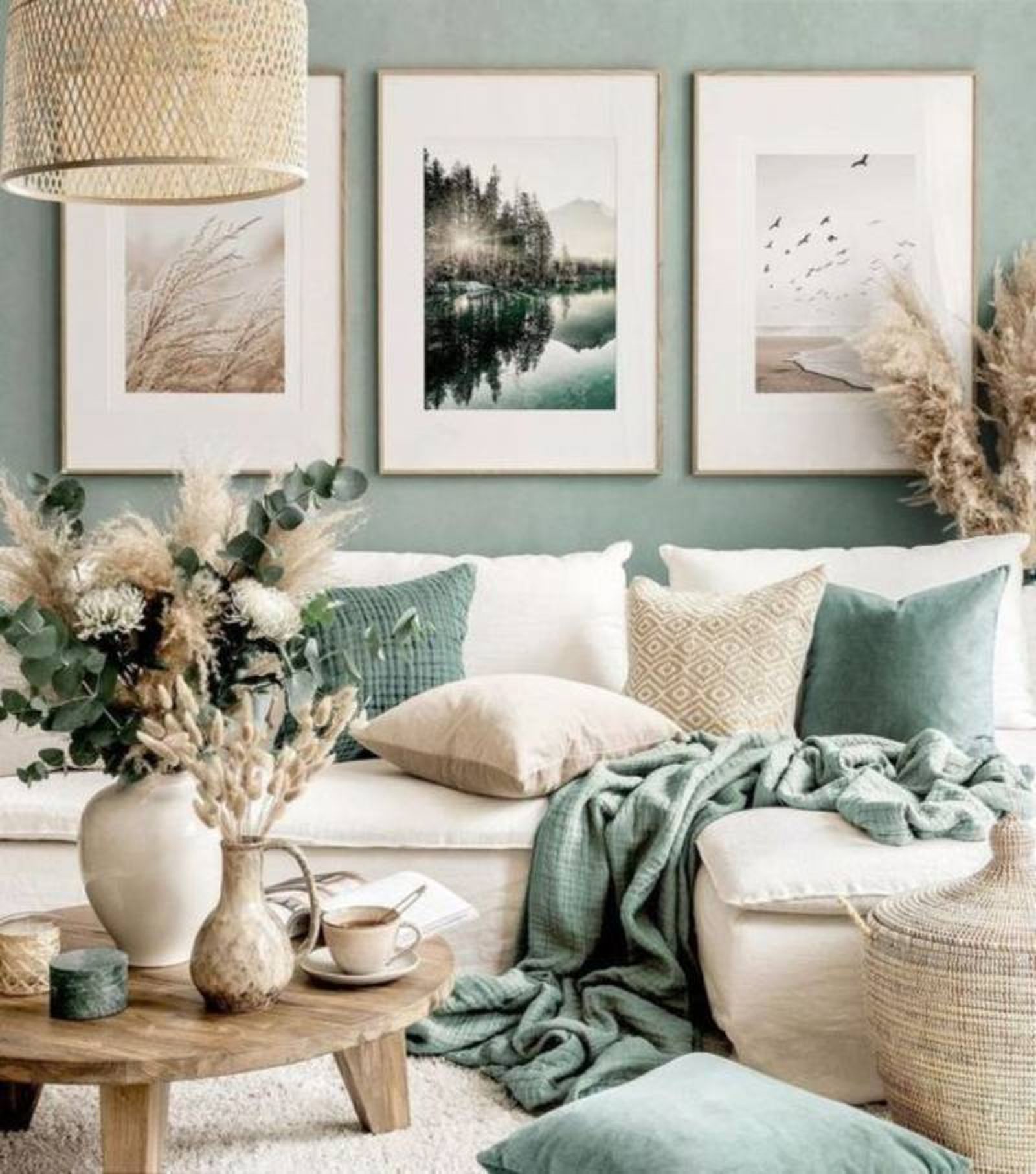 Salón verde decorado con cuadros. Salón verde decorado con cuadros.