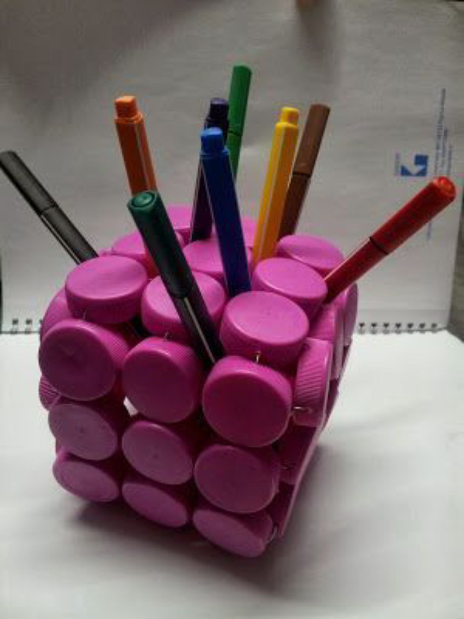 Portalápices cubo reutilizando tapones de plástico. Portalápices cubo reutilizando tapones de plástico.