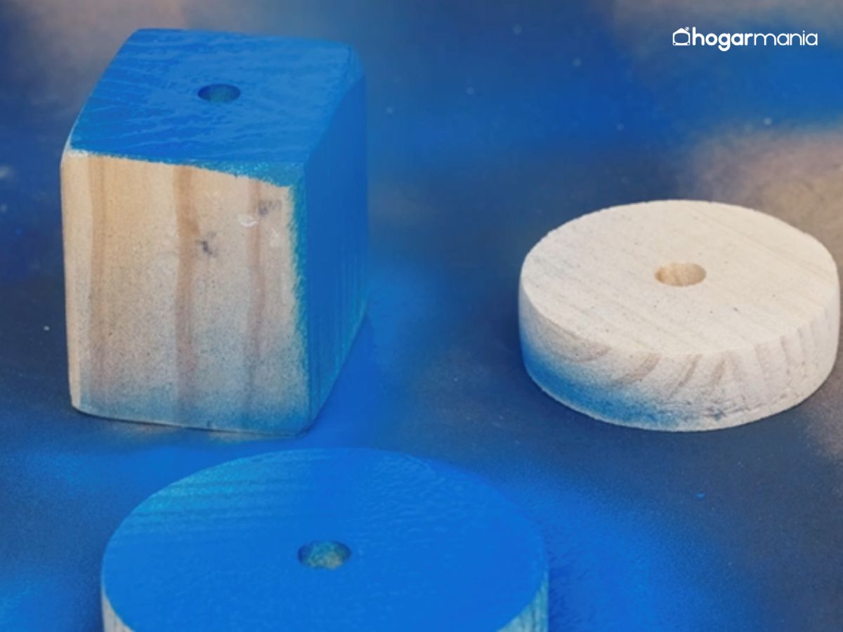 El color entra en juego con pintura en spray, aplicada de forma uniforme y ligera.