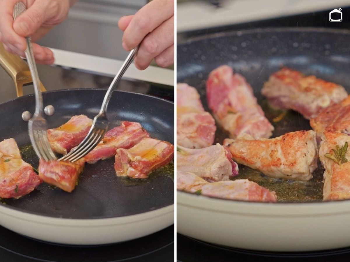 Cocina las costillas de cerdo en una sartén hasta que estén doradas